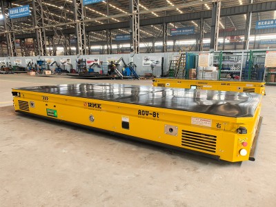 8-tonová laserovo vedená AGV s zdvíhacou paletou
